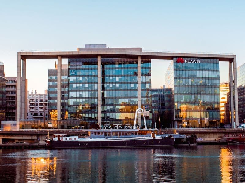 Les bâtiments du complexe tertiaire Arcs de Seine au bord de la Seine