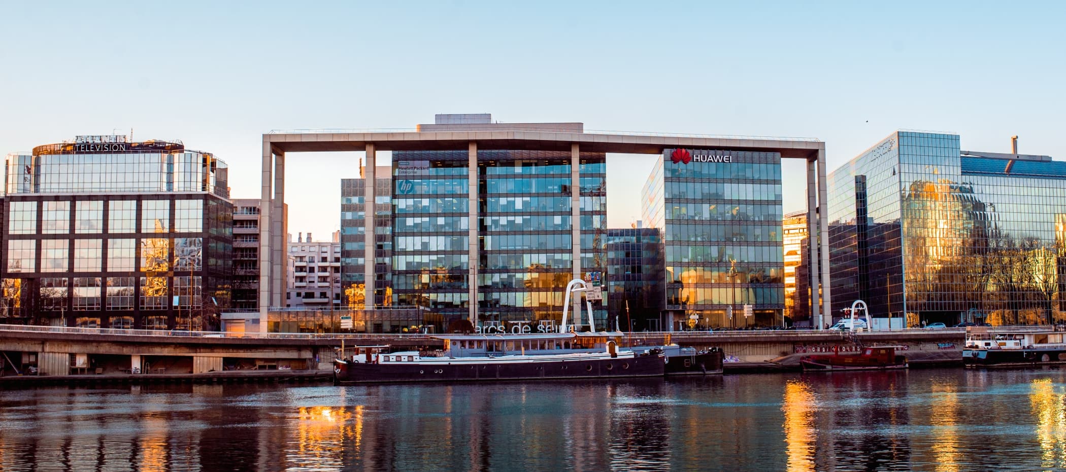 Les bâtiments du complexe tertiaire Arcs de Seine au bord de la Seine