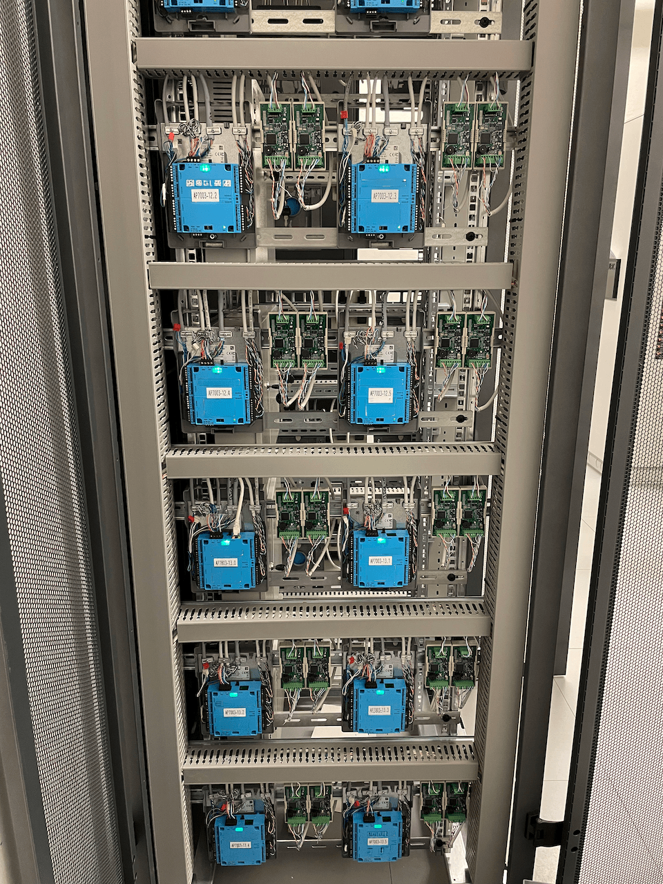 Armoire de contrôleurs Nedap en cours de migration