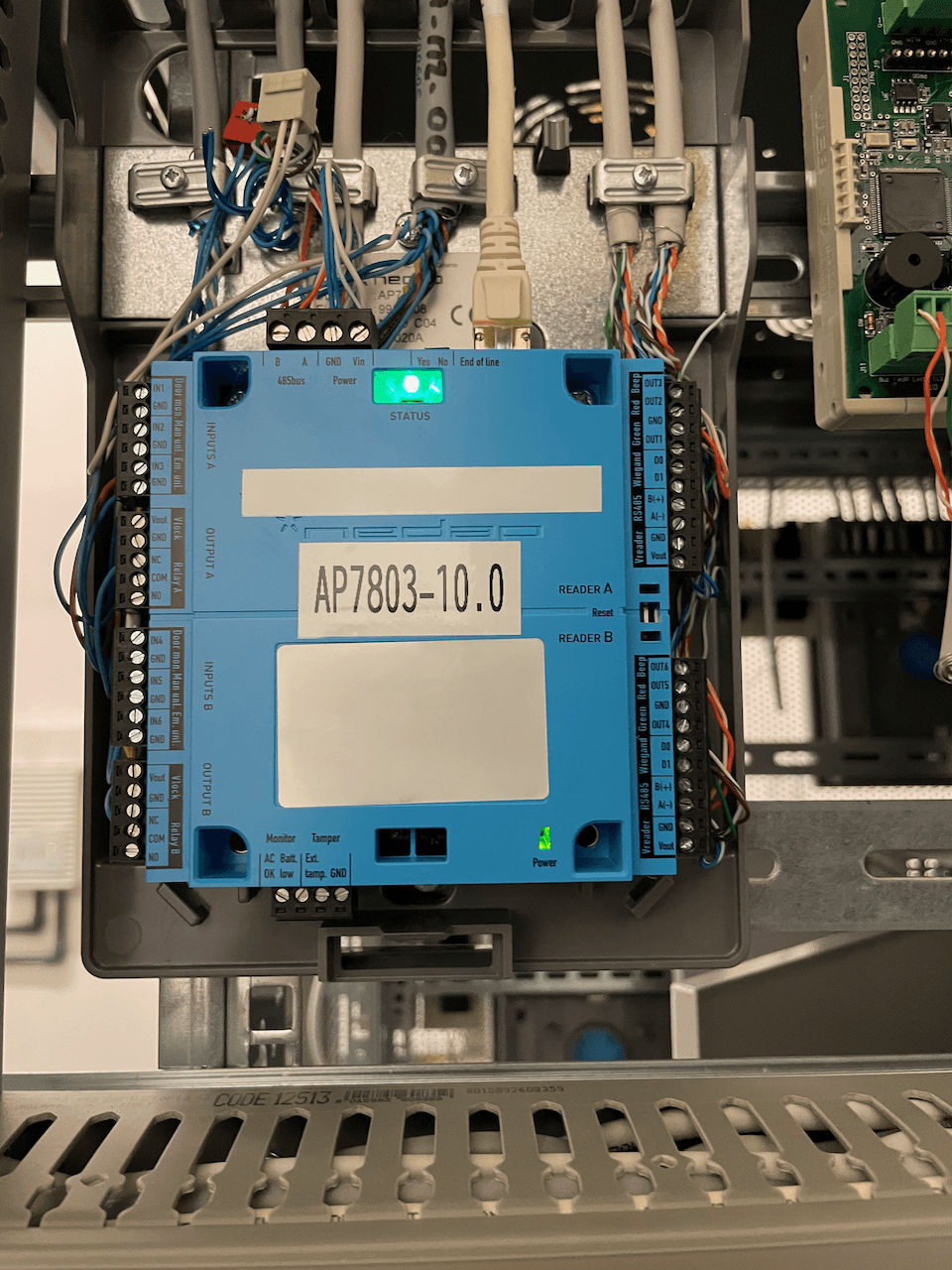Contrôleur Nedap AP7803 câblé dans son armoire