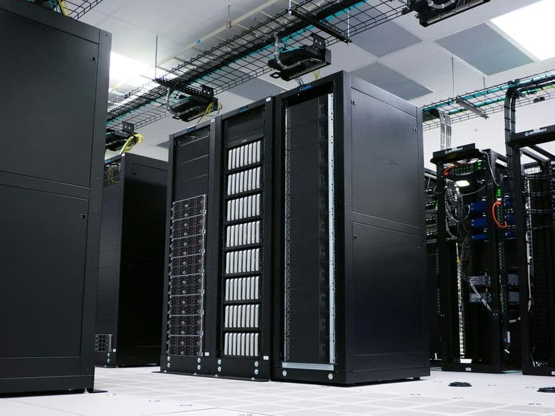 Allée de baies serveurs dans un datacenter