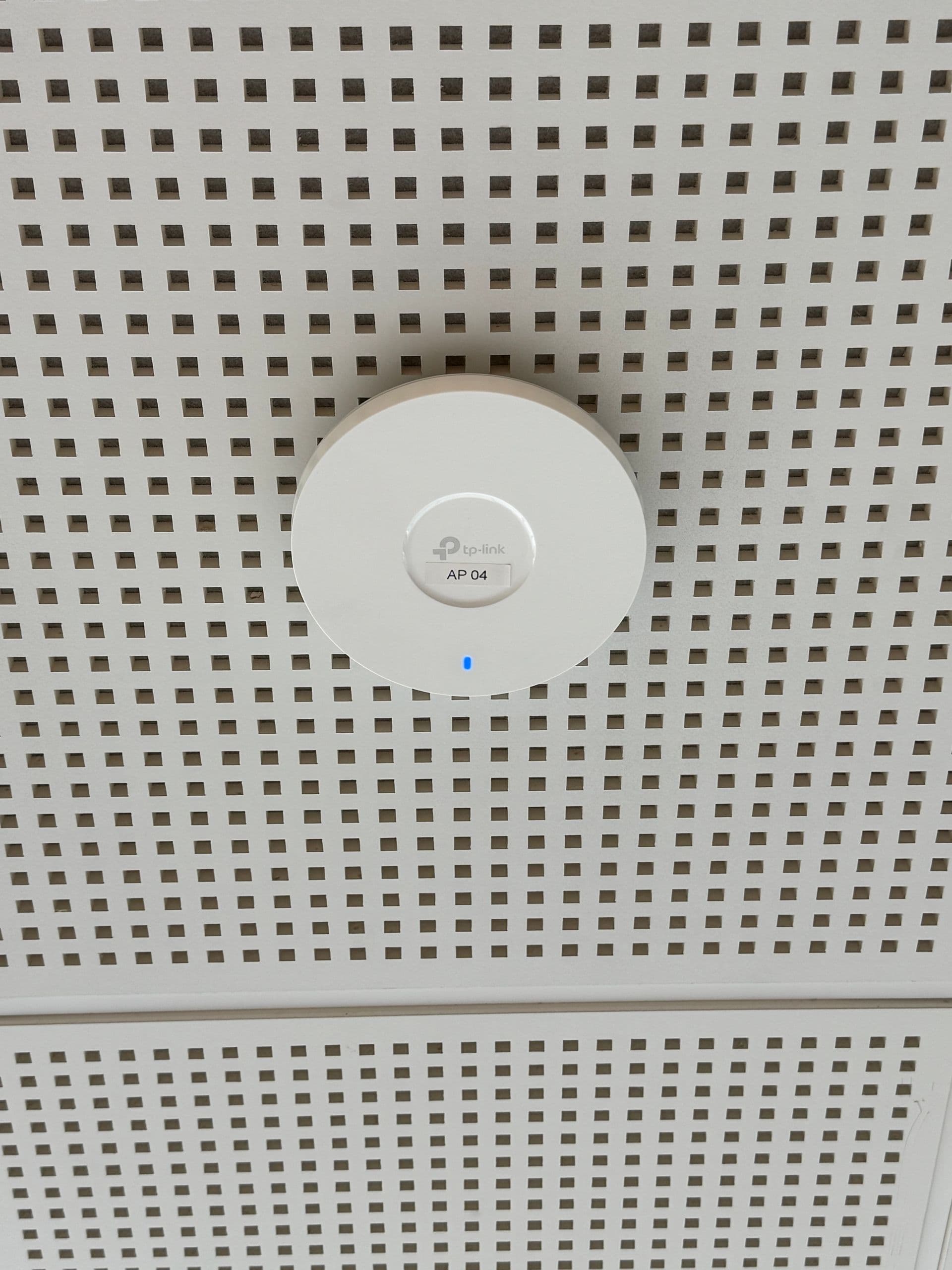 Borne Wi-Fi au plafond d'un plateau de bureaux