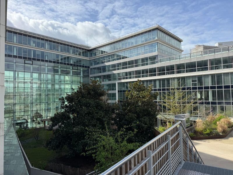 Façade vitrée de l'immeuble de bureaux Rive de Bercy