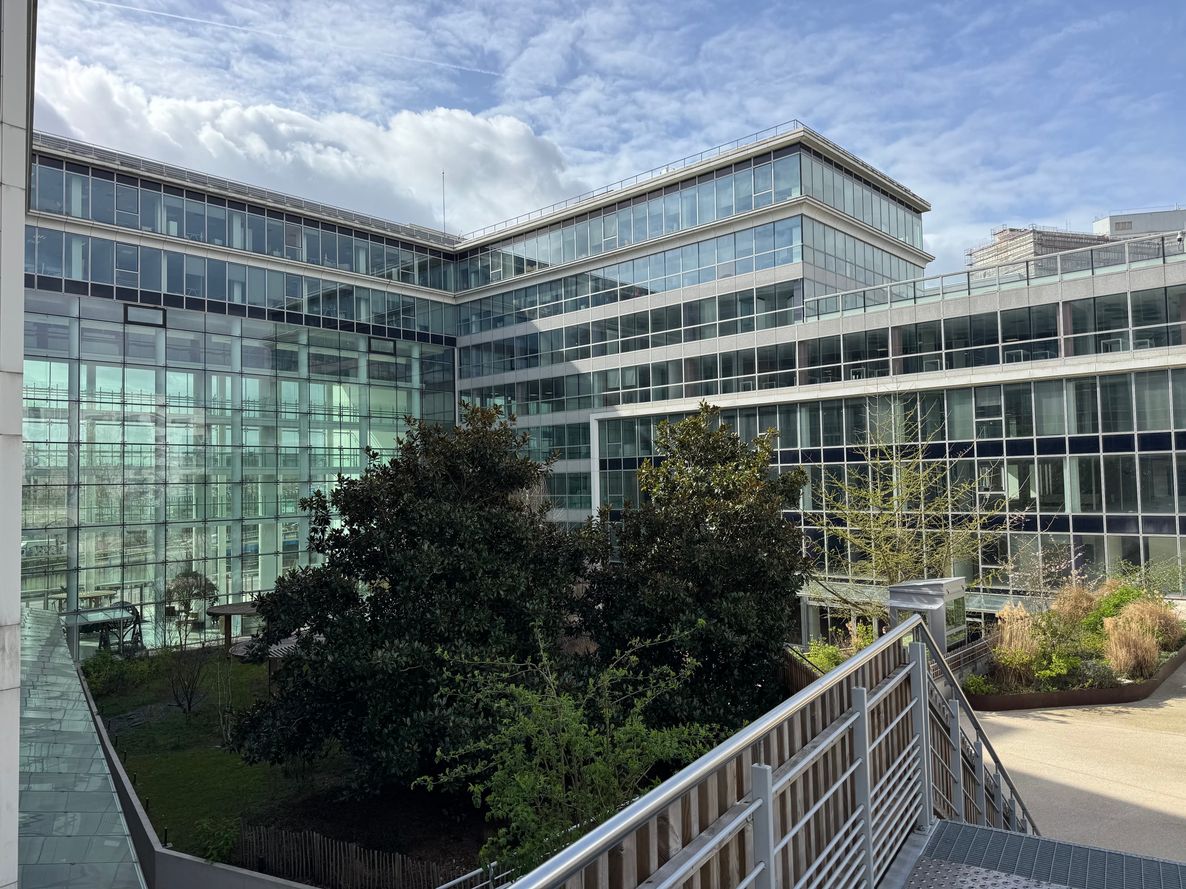 Façade vitrée de l'immeuble de bureaux Rive de Bercy