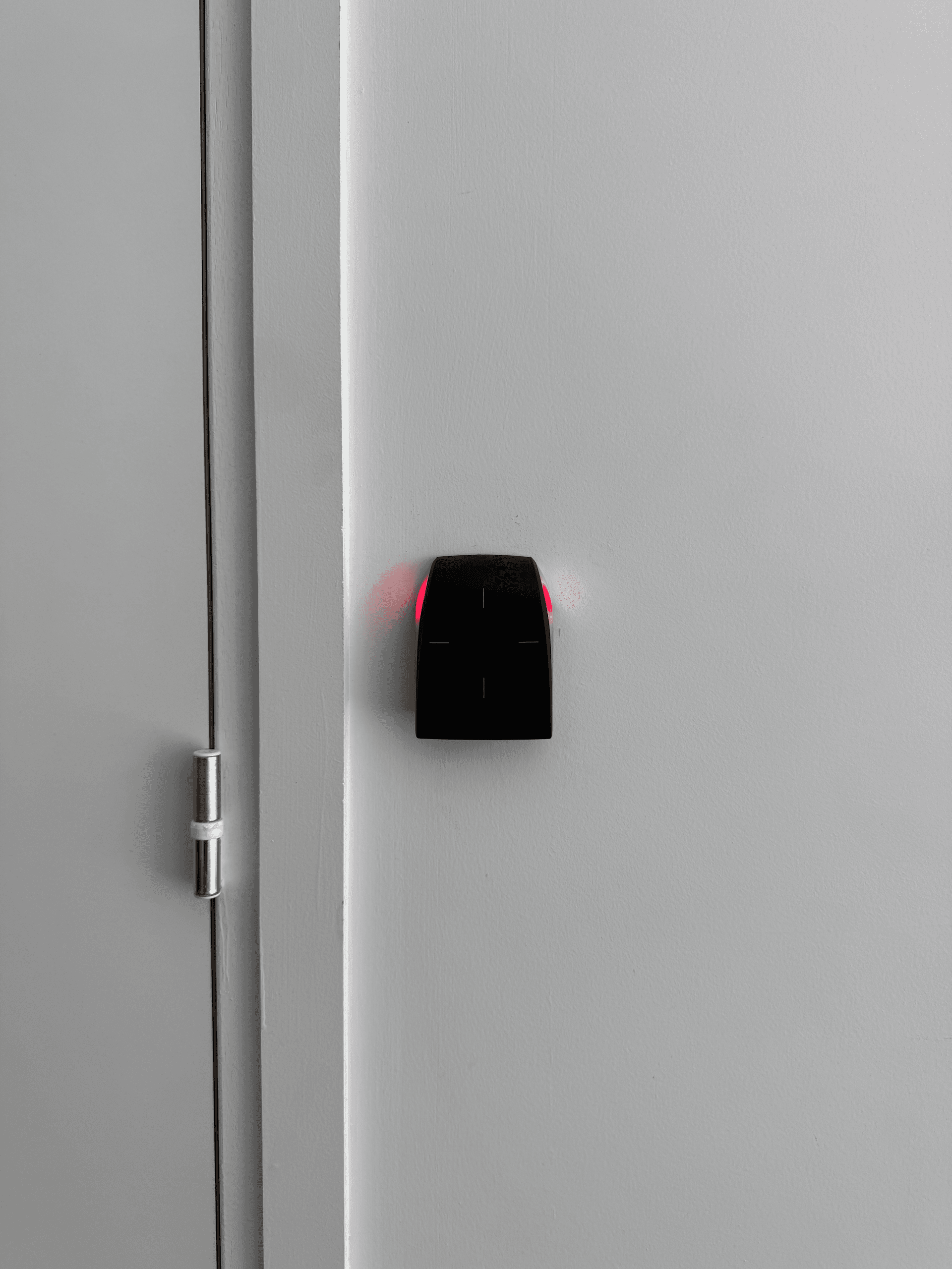 Lecteur de badge à côté d'une porte