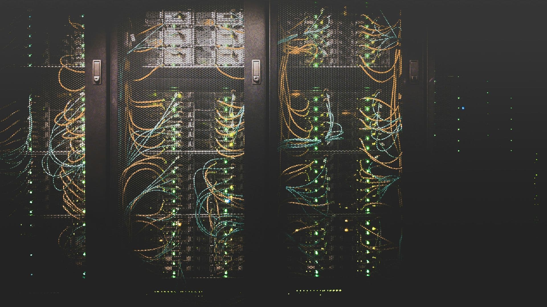 Salle serveurs avec baies fermées